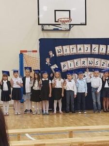 zdjęcie grupowe pierwszaków